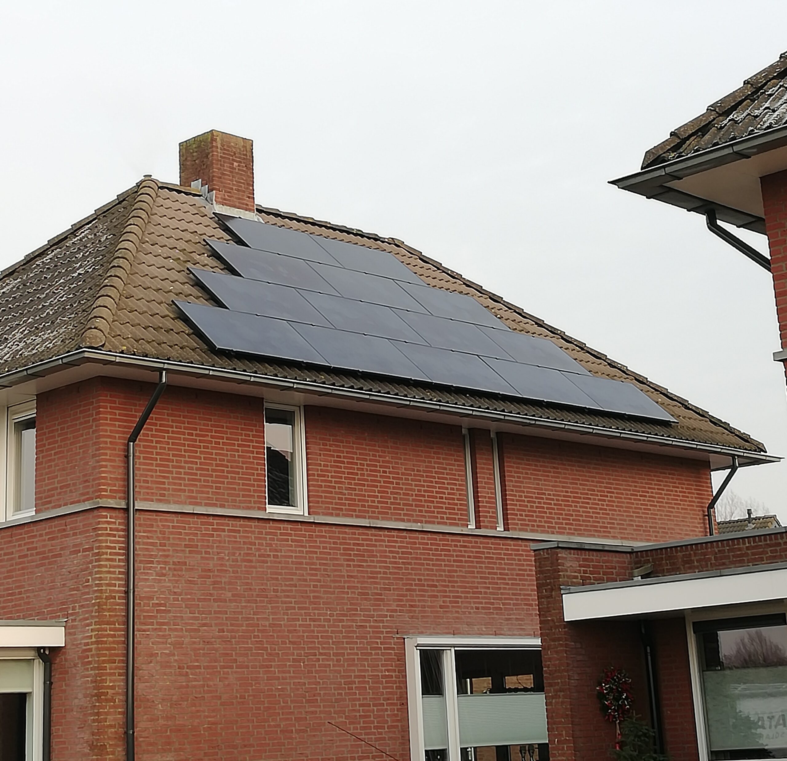 huis met zonnepanelen op het dak