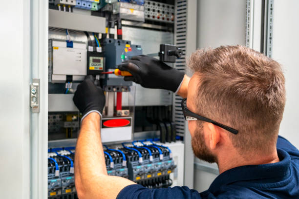 Photo of an electrician working at distribuition board. elektricien aan het werk